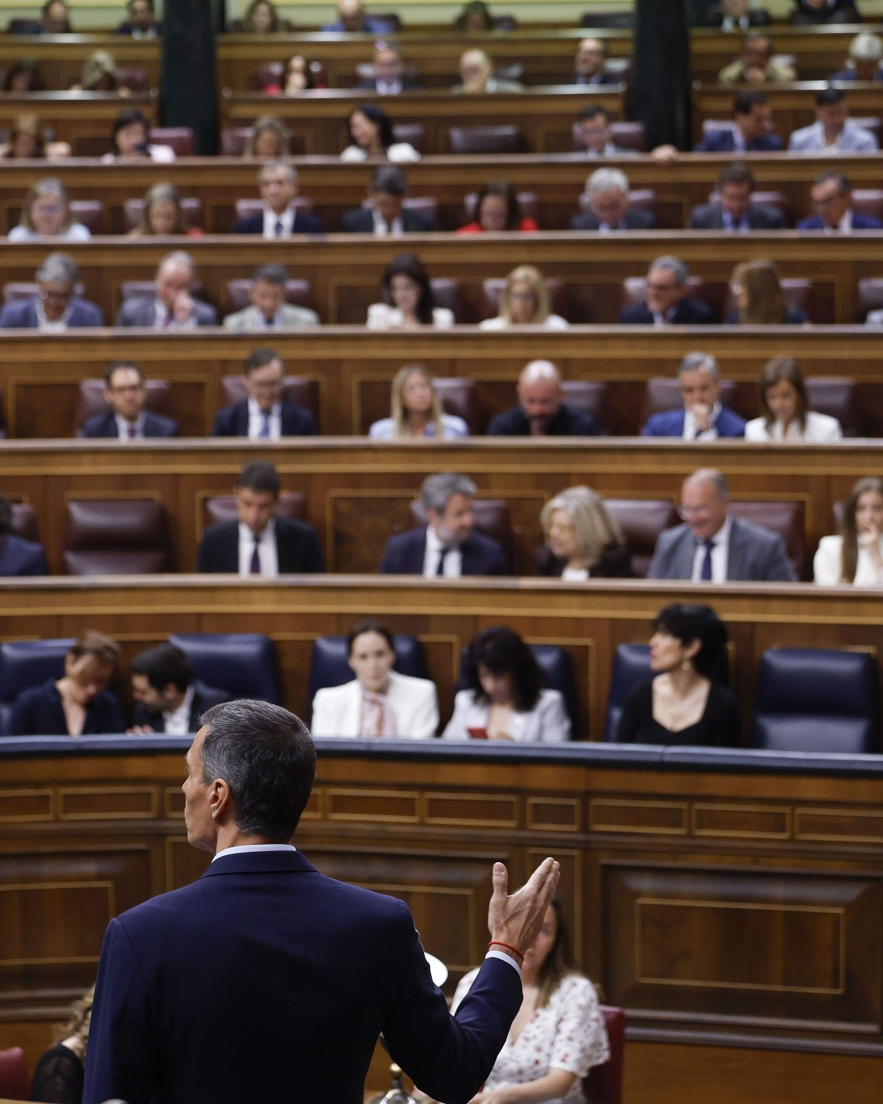 epa13043165 Spanish Prime Minister Pedro Sanchez (front) delivers a speech during the weekly Spanish government's Question Time session at the Congress of Deputies in Madrid, Spain, 17 June 2026. EPA/Javier Lizon